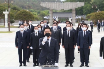 <포토> 광주 5.18 민주묘지 참배하는 김기현