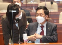  대화하는 김기현 권한대행과 전주혜 원내대변인