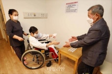 오늘부터 요양병원 대면 면회 가능