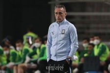 경기 지켜보는 벤투 감독