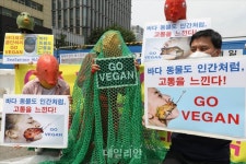 바다 파괴 중단! 비건 채식하자!