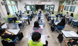 수도권 중학교 등교수업 확대...방역 수칙 교육받는 학생들