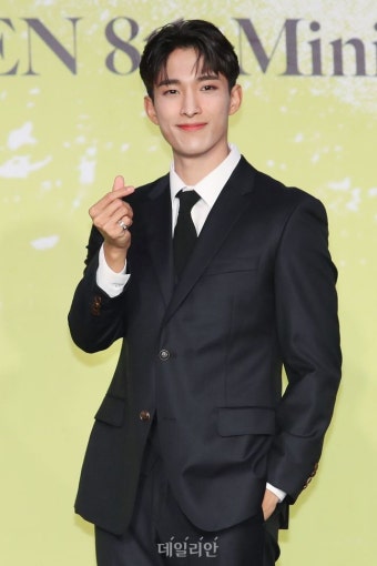 세븐틴 도겸, 중구 세터 아카이브에서 포토행사 참석 독특 매력 발산