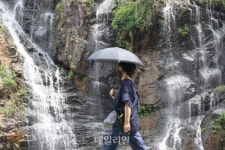 폭염 속 폭포를 거닐다