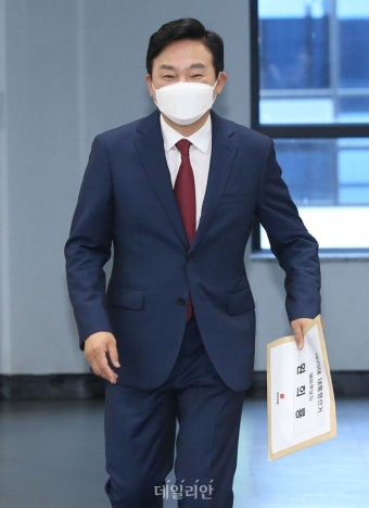 대선 예비후보 등록 위해 중앙선관위 찾은 원희룡