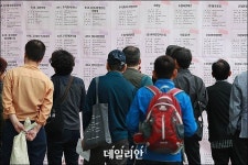 [사라진 일자리③] 청년에 밀리고 노인에 치여 경제 허리 사라진다