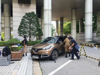 조국 차량 닦는 지지자들…