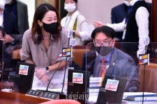 외통위 국정감사 파행, 대화하는 이재정-김석기 여야 간사