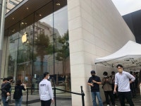 [르포] 아이폰13 출시 첫날, 긴 대기줄 사라졌지만…인기 여전