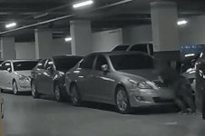 이중주차 때문에 길 막히자 차 3대 밀어버린 남성…처벌은?