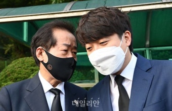 대화 나누는 이준석-홍준표