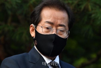 고 박정희 전 대통령의 묘소 참배 마친 홍준표