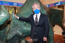 황소 동상 앞에서 포즈 취하는 이재명