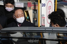 주유중인 시민과 대화하는 홍남기 경제부총리