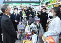심야약국 찾은 이재명 후보