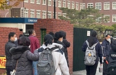 [22학년도 수능] 긴장된 수험생과 애틋한 학부모…응원열기는 없었다