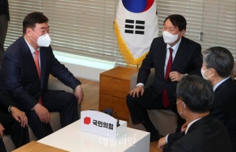 싱하이밍 주한중국대사 만나 대화하는 윤석열 국민의힘 대선 후보