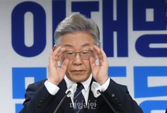 주요 당직자 일괄 사퇴 관련 기자간담회 참석한 이재명