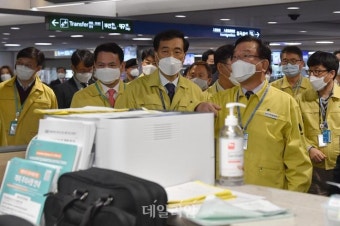 김부겸 총리, 인천공항 코로나19 검역 현장 점검