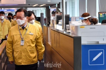 김부겸 총리, 인천공항 코로나19 검역소 현장 점검
