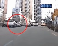 과실이 7대 3?…1차로 서 있는 택시 타겠다고 갑자기 도로에 뛰어든 보행자
