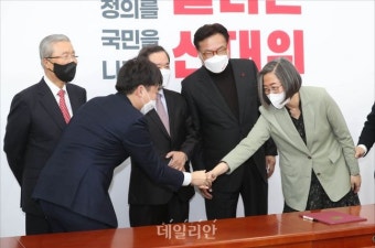 악수하는 이준석-이수정