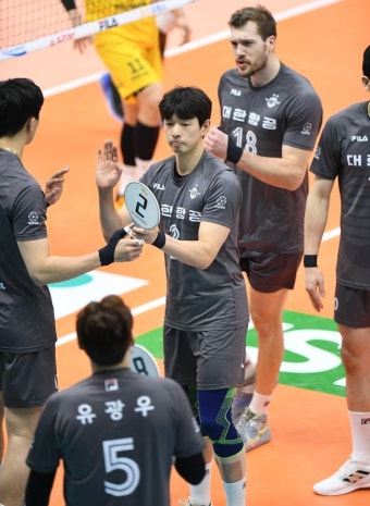 ‘링컨 30득점’ 대한항공…KB손보 7연승 저지