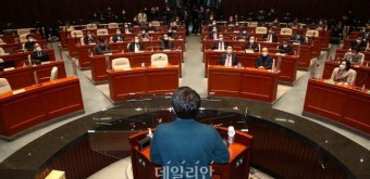 이준석 대표 발언 듣는 국민의힘 의원들