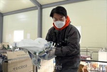 동물보호단체 찾아 봉사활동중인 안철수