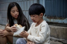 먹고 싶은 것 다 담으렴…편의점서 돈 없어 망설이는 어린 남매 본 남성이 한 선행