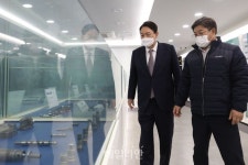 봉암공단 홍보관 둘러보는 윤석열