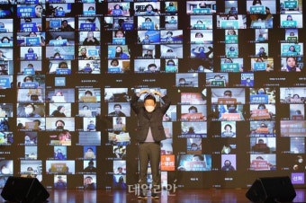 화상 연결된 여성 당원들과 기념촬영하는 이재명