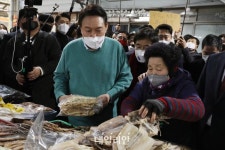 남원 시장에서 건어물 구입하는 윤석열