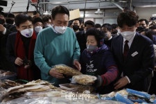 남원 춘향골공설시장에서 건어물 구입하는 윤석열
