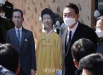 박정희 전대통령 등신대 옆에 선 윤석열