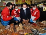 군산공설시장에서 전병 구입하는 윤석열