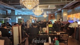 한밤중 인생횟집서 타오른 촛불…자영업자 24시간 영업 선포 vs 구청 고발할 것