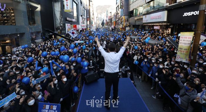 2025년 대선 앞둔 이재명 후보, 다양한 반응 속 지지 호소