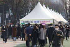 코로나 유행 정점 향해 가는데…정부 거리두기 조기 완화 검토