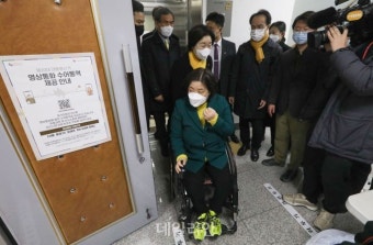 사전투표소 들어서는 정의당 심상정 대선 후보와 배복주 종로구 보궐선거 후보