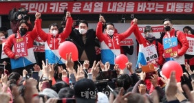 부산 구포시장 유세에서 인사하는 윤석열 국민의힘 후보