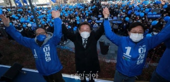 은평 응암역 유세에서 인사하는 이재명 민주당 후보
