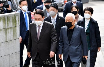 오찬 장소 이동하는 윤석열 당선인과 김한길 위원장, 장제원 비서실장, 김은혜 대변인