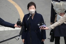 [현장] 와 이리 좋노…박근혜 입주 환영 지지자 인산인해