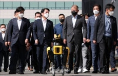 현대디자인동으로 이동하는 안철수 인수위원장과 정의선 회장