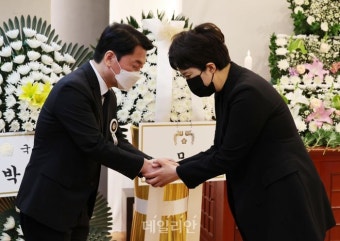 안철수 위원장 부친 빈소 찾은 김은혜