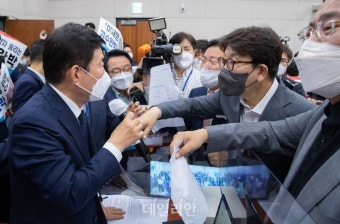 김진표 안건조정위원장과 언쟁 벌이는 권성동 원내대표, 검수완박 법안 안건조정위원회