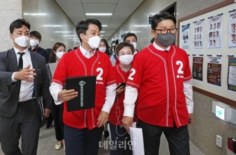 국민의힘 지방선거 선거운동복은 야구 유니폼? 지방선거 중앙선대위 참석하는 이준석-권성동