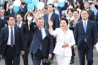 환송 나온 시민들에게 인사하는 문재인 대통령