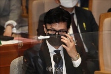 안경 고쳐쓰는 한동훈 법무부 장관